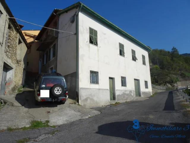 Casa indipendente magazzini soffitta terrazza terreni a aquila d'arroscia