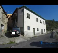 Appartamenti in Vendita - Casa indipendente magazzini soffitta terrazza terreni a aquila d'arroscia