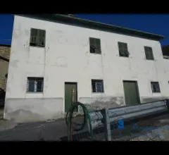 Appartamenti in Vendita - Casa indipendente magazzini soffitta terrazza terreni a aquila d'arroscia