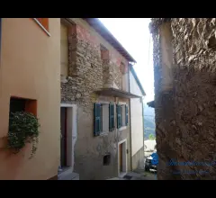 Appartamenti in Vendita - Casa indipendente magazzini soffitta terrazza terreni a aquila d'arroscia