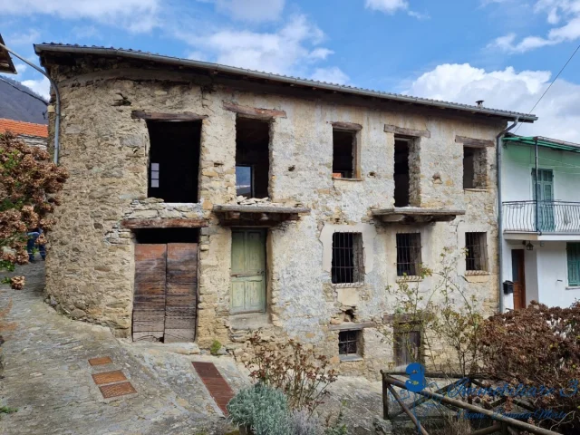 Rustico da ristrutturare con magazzino e orto a mendatica