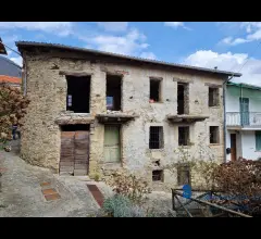 Appartamenti in Vendita - Rustico da ristrutturare con magazzino e orto a mendatica