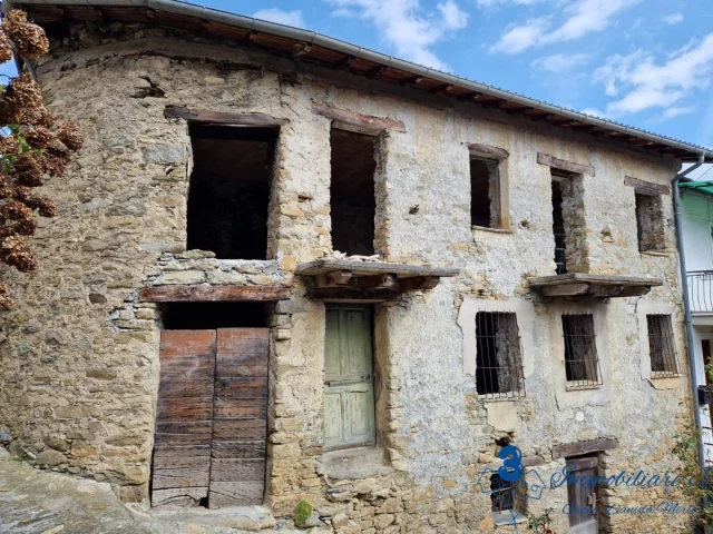 Appartamenti in Vendita - Rustico da ristrutturare con magazzino e orto a mendatica
