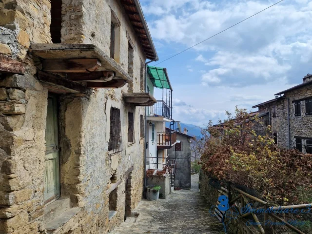 Appartamenti in Vendita - Rustico da ristrutturare con magazzino e orto a mendatica