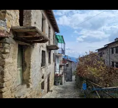 Appartamenti in Vendita - Rustico da ristrutturare con magazzino e orto a mendatica