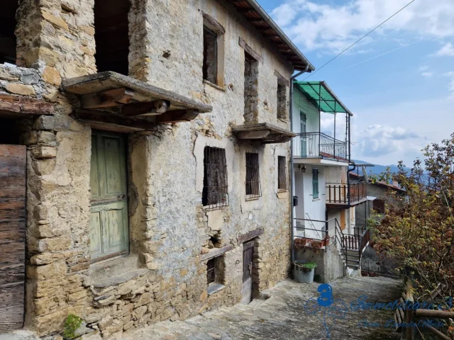 Appartamenti in Vendita - Rustico da ristrutturare con magazzino e orto a mendatica