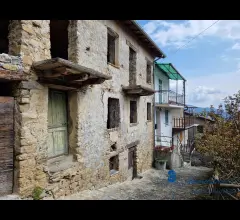 Appartamenti in Vendita - Rustico da ristrutturare con magazzino e orto a mendatica