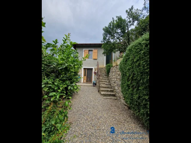 Casa indipendente con terreno nell'entroterra di alassio