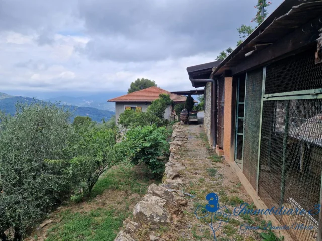Appartamenti in Vendita - Casa indipendente con terreno nell'entroterra di alassio