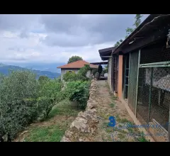 Appartamenti in Vendita - Casa indipendente con terreno nell'entroterra di alassio
