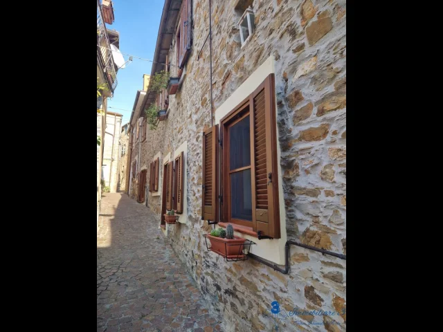 Appartamenti in Vendita - Alloggio finemente ristrutturato a garlenda fraz. castelli