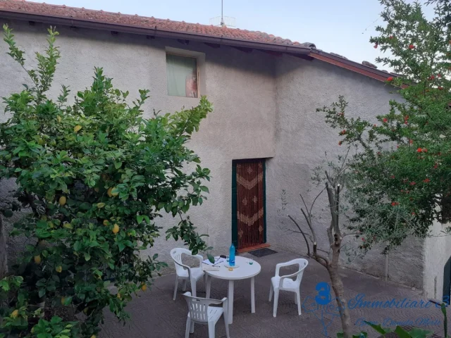 Appartamenti in Vendita - Casa semi indipendente con cantina e cortile a vendone