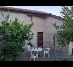 Casa semi indipendente con cantina e cortile a vendone