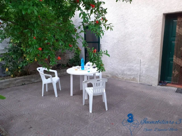 Appartamenti in Vendita - Casa semi indipendente con cantina e cortile a vendone