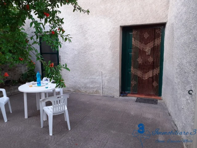 Appartamenti in Vendita - Casa semi indipendente con cantina e cortile a vendone