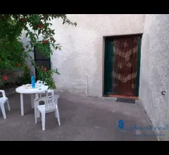 Appartamenti in Vendita - Casa semi indipendente con cantina e cortile a vendone