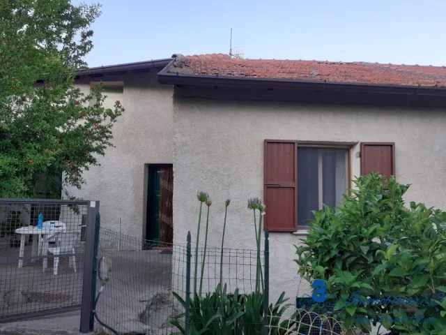 Appartamenti in Vendita - Casa semi indipendente con cantina e cortile a vendone