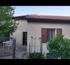 Appartamenti in Vendita - Casa semi indipendente con cantina e cortile a vendone