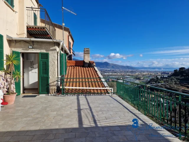 Appartamenti in Vendita - Rustico con terrazza vista mare e box in frazione di albenga