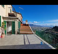 Rustico con terrazza vista mare e box in frazione di albenga