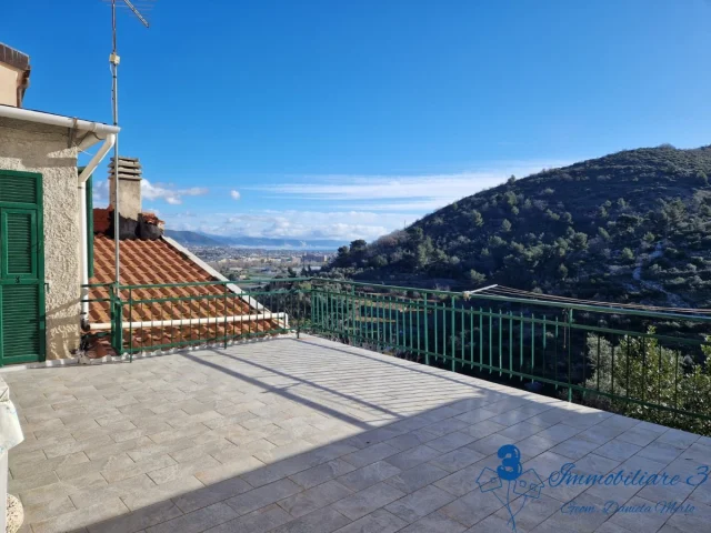 Appartamenti in Vendita - Rustico con terrazza vista mare e box in frazione di albenga