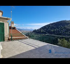 Appartamenti in Vendita - Rustico con terrazza vista mare e box in frazione di albenga