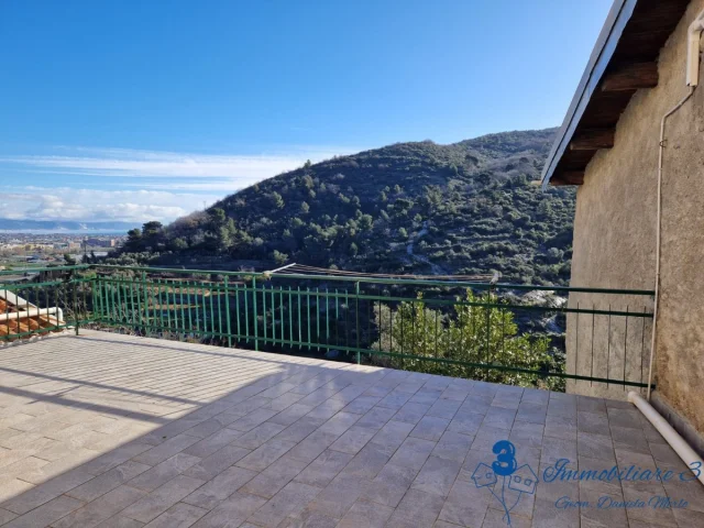 Appartamenti in Vendita - Rustico con terrazza vista mare e box in frazione di albenga