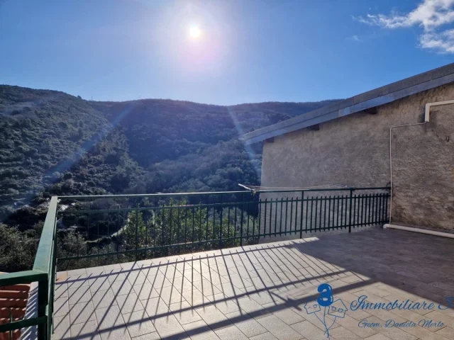 Appartamenti in Vendita - Rustico con terrazza vista mare e box in frazione di albenga
