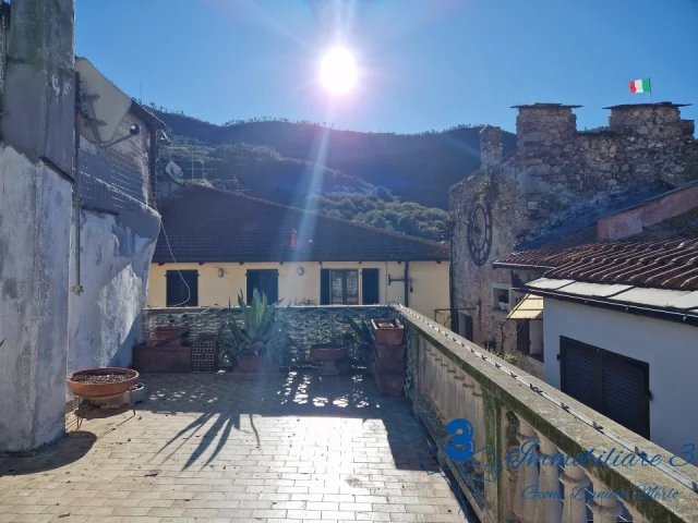 Appartamenti in Vendita - Rustico da ristrutturare con terrazza in centro a villanova
