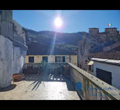 Rustico da ristrutturare con terrazza in centro a villanova