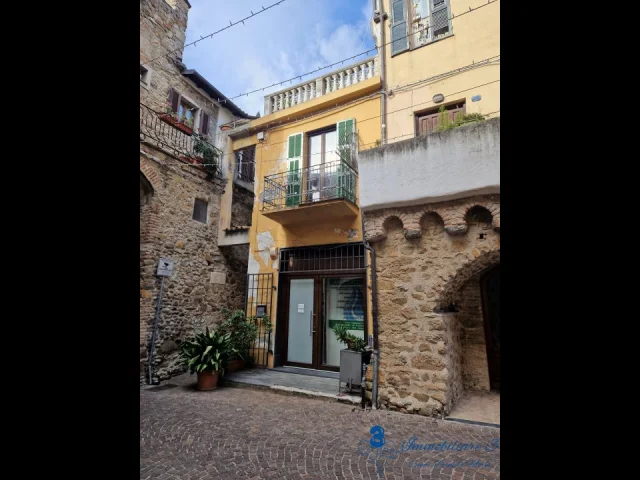 Appartamenti in Vendita - Rustico da ristrutturare con terrazza in centro a villanova