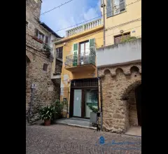 Appartamenti in Vendita - Rustico da ristrutturare con terrazza in centro a villanova