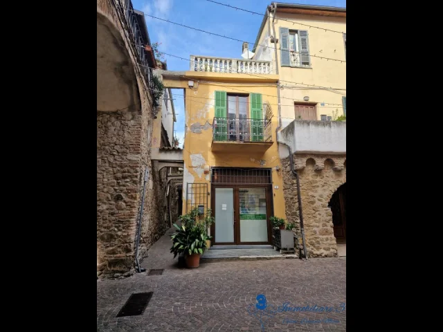 Appartamenti in Vendita - Rustico da ristrutturare con terrazza in centro a villanova