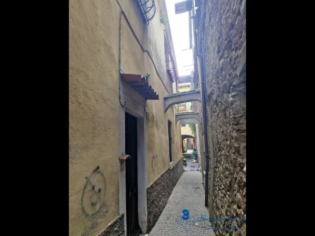 Appartamenti in Vendita - Rustico da ristrutturare con terrazza in centro a villanova