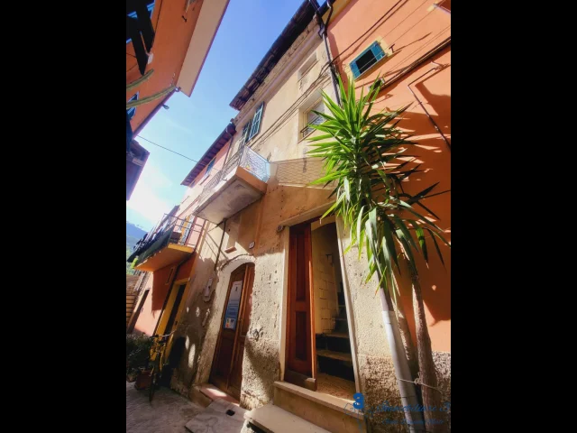 Rustico da ristrutturare con terrazza in centro a villanova