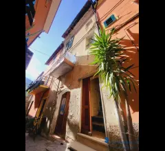 Rustico da ristrutturare con terrazza in centro a villanova