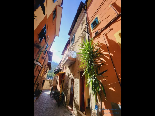 Appartamenti in Vendita - Rustico da ristrutturare con terrazza in centro a villanova