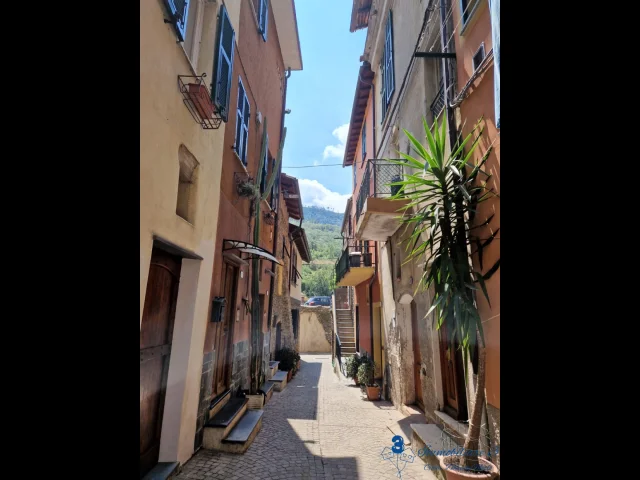 Appartamenti in Vendita - Rustico da ristrutturare con terrazza in centro a villanova
