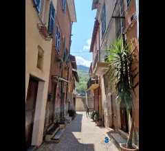 Appartamenti in Vendita - Rustico da ristrutturare con terrazza in centro a villanova