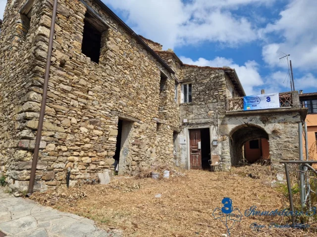 Rustico vista mare da ristrutturare + terreno  a villanova d'albenga
