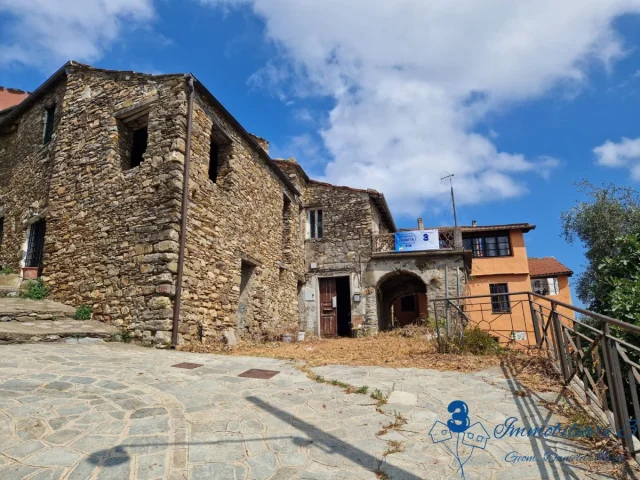 Appartamenti in Vendita - Rustico vista mare da ristrutturare + terreno  a villanova d'albenga