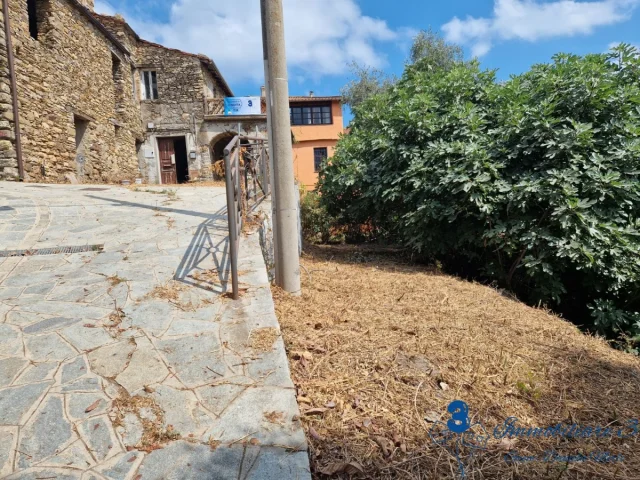 Appartamenti in Vendita - Rustico vista mare da ristrutturare + terreno  a villanova d'albenga