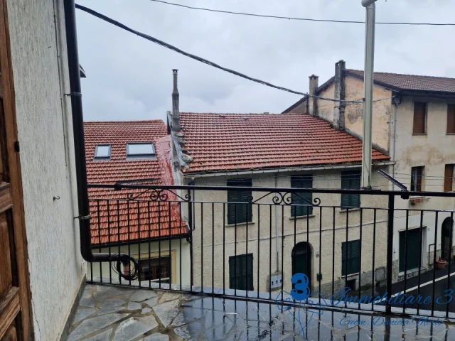Appartamenti in Vendita - Plurilocale con terrazza e terreno in vendita a pornassio im