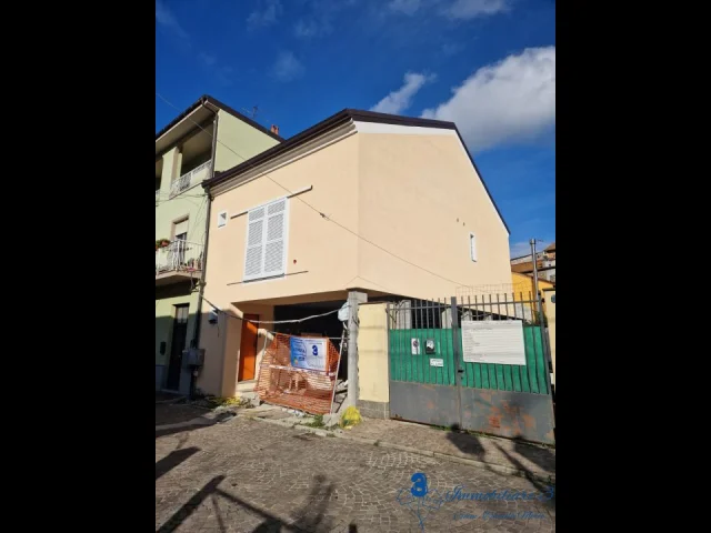 Alloggio indipendente nuovo, terrazza in centro a villanova