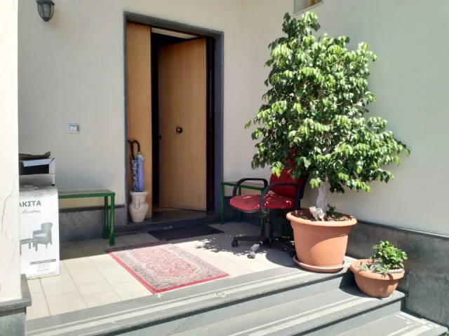 Appartamenti in Vendita - Villa ristrutturata con ottime rifiniture e spazio esterno