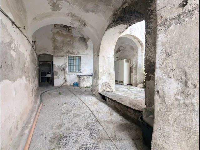 Appartamenti in Vendita - Semindipendente a piano terra con giardino a bosco