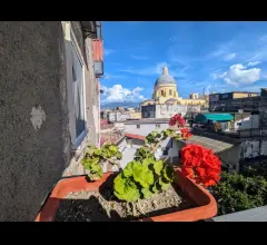 Appartamento con terrazzo vicino la chiesa del carmine