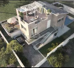 Appartamenti in Vendita - A due passi dal mare villa indipendente su quattro lati