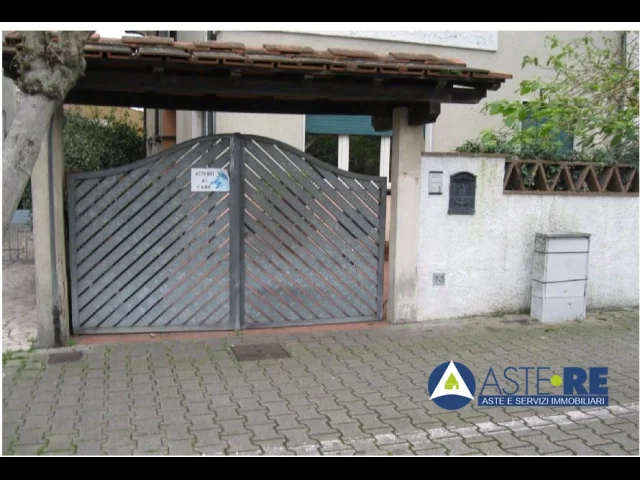 Appartamenti in Vendita - Viareggio_ appartamento per civile abitazione_ suddiviso catastalmente in due unità