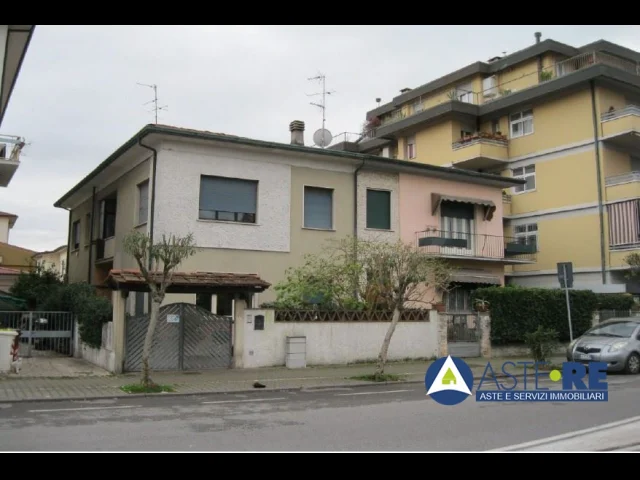 Appartamenti in Vendita - Viareggio_ appartamento per civile abitazione_ suddiviso catastalmente in due unità